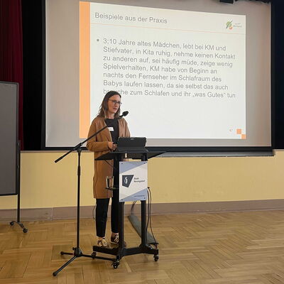 Die Entwicklungspsychologin Nicole Lemcke h&auml;lt im Rahmen der Fortbildung &raquo;Kinder stark machen zum Schutz vor Medienrisiken in Elternhaus, Kita und Grundschule&laquo; einen Fachvortrag zum Thema Risiken fr&uuml;hkindlichen Medienkonsums.