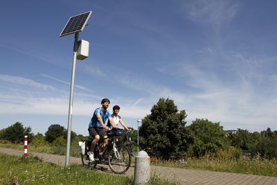 Radfahrer passieren Zählgerät