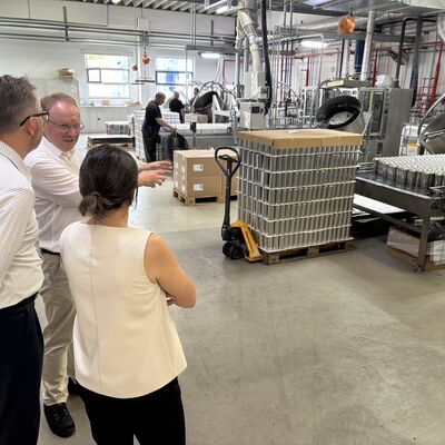 Landrat vor Ort bei der E. Mierau Spray-Chemie GmbH