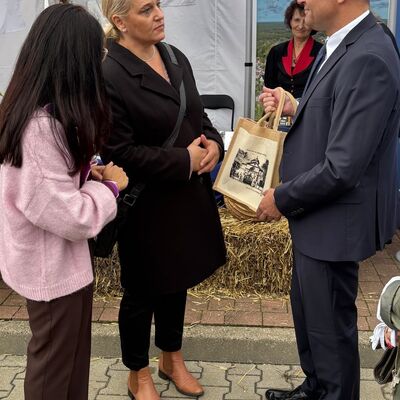 Ein Mann &uuml;berreicht einer Frau einen sch&ouml;nen Beutel.