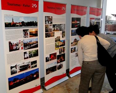 Reges Interesse herrschte bei der Eröffnung der Ausstellung in der Kreisverwaltung. 