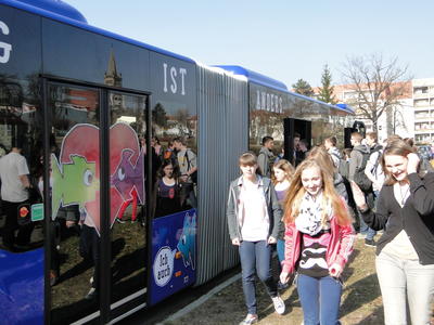 Ein von Schülern gestalteter Bus für mehr Toleranz fährt durch Oranienburg.