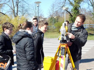 Schülerinnen und Schüler erhalten einen spannenden Einblick in den Beruf des Vermessungstechnikers