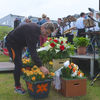 Jeder Teilnehmer des Sachsenhausen-Gedenklaufes legt zum Gedenken an die Opfer des Nationalsozialismus eine Blume nieder.