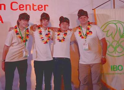 Alexander Rotsch (rechts) bei der Biologieolympiade auf Bali.