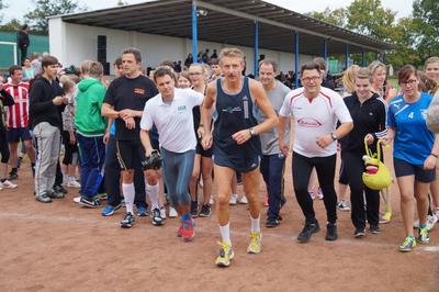 Landrat Karl-Heinz Schröter lief 17 Stadionrunden in 30 Minuten. Takeda spendet dafür 6.800 Euro.                               