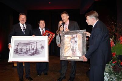 Festakt 10 Jahre Partnerschaft Biala Podlaska: Landrat Tadeucz Zazowski (links) und Karl-Heinz Schröter (Zweiter von rechts) überreichen Bilder von regionalen Künstlern