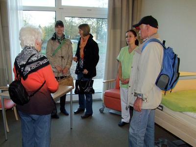 Bei der Besichtigung eines Gästezimmers. Zahlreiche Besucher nutzten die Gelegenheit, sich durch die Räumlichkeiten des neuen Hospizes führen zu lassen.