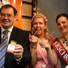Landwirtschaftsminister Jörg Vogelsänger testet Knoblauchprodukte aus Brandenburg.