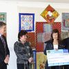 Der Lions Club Oranienburg überreichte Marina Sizov einen Scheck in Höhe von 1.000 Euro.