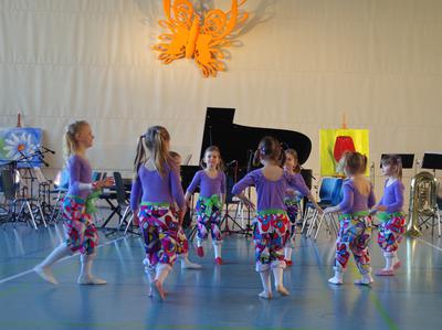 Das Kinderballett der Kreismusikschule beim Frühlingskonzert.