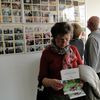 Besucher bei der Ausstellungseröffnung der Jüdischen Gemeinde Landkreis Oberhavel in der Kreisverwaltung