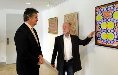 Egmont Hamelow eröffnet die Ausstellung "Islamische Ornamentik" von Wolfgang Büttner.