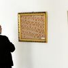 Ein Besucher betrachtet ein Bild der Ausstellung "Islamische Ornamentik".