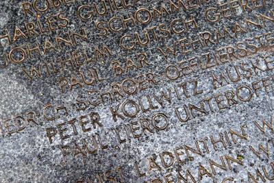 Einer unter Tausenden: die Namenplatte mit dem Eintrag Peter Kollwitz
