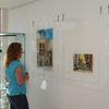 Eine Besucherin schaut sich ein Bild der Ausstellung "Von Sprachlosigkeit befreien" an