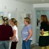 Besucherinnen der Doppelausstellung in der Kreisverwaltung