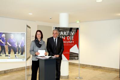 Margrit Rack, Leiterin des Fachbereichs Verkehr, Ordnung und IT, und Frank Müller, Vorsitzender des Kreissportbundes Oberhavel, bei der Eröffnung der Ausstellung "Aktiv in die Zukunft".