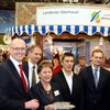 Jörg Vogelsänger, Minister für Infrastruktur und Landwirtschaft in Brandenburg (ganz links), Landrat Ludger Weskamp (rechts daneben) und Michael Müller, Regierender Bürgermeister von Berlin (zweiter von rechts) vor dem Stand des Landkreises Oberhavel