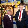 Ludger Weskamp und Detlef Reckin, Vorsitzender der Stadtverordnetenversammlung Kremmen, vor dem Stand des Spargelhofes Kremmen.