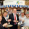 Von links nach rechts: Elfi-Marina Fischer, Leiterin des Standes des Landkreis Oberhavel, Holger Mücke, Ludger Weskamp und Vertreter vom Forsthaus am Schloss Sommerswalde vor dem Oberhavel-Stand bei der Grünen Woche 2016.