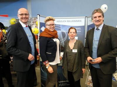 youlab 2016: Landrat Ludger Weskamp, Auszubildende Anna-Marie Rose, Ausbildungsleiterin Doreen Reichert und Vize-Landrat Egmont Hamelow (von links nach rechts) am Stand des Landkreises Oberhavel.