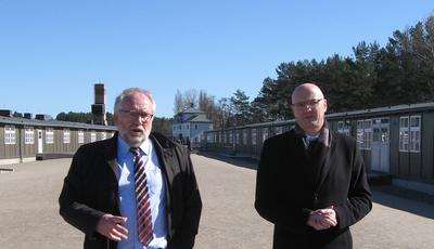 Landrat Ludger Weskamp (rechts) und Stiftungsdirektor Prof. Dr. G&uuml;nter Morsch