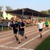 Sch&uuml;ler und Benjamin Schock, Beteiligungscontroller im B&uuml;ro des Landrates, beim 12. Benefizlauf des Strittmatter-Gymnasiums Gransee.