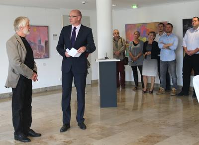 Landrat Ludger Weskamp (rechts) und Uwe Müller-Fabian bei der Vernissage.