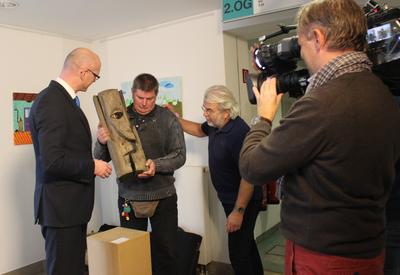 Ausstellungser&ouml;ffnung Dahmsh&ouml;her ART: Zu sehen sind: Landrat Ludger Weskamp, Holzk&uuml;nstler Peter Schwebke und Klaus Deutsch, Kursleiter beim Projekt Dahmsh&ouml;her ART (v.l.).