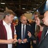 Vize-Landrat Egmont Hamelow, ein Aussteller und Vertreter der polnischen Delegation.