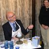 Ludger Weskamp bemalt Keramik.