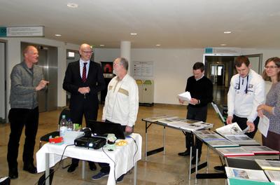 Landrat Ludger Weskamp (2.v.l.) und Bald-Ruheständler Klaus-Dieter Lieske (Bildmitte) im Gespräch