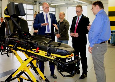 &Uuml;bergabe eines Rettungswagens f&uuml;r Transport schwergewichtiger Patienten 