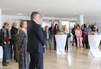 Vizelandrat Egmont Hamelow und Jeannette Bonefeld bei der Ausstellungser&ouml;ffnung.