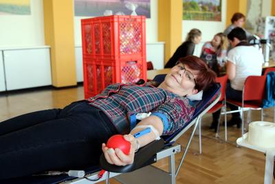 Irina Schmidt bei der Blutspende im Kreistagssaal am 05.04.2017.