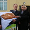 Feierliche &Uuml;bergabe Luisenhof am 24.04.2017: Brandenburgs Innenminister Karl-Heinz Schr&ouml;ter (Dritter von links) reicht ein symbolisches Brot an Vertreter der Polizei weiter. Das Brot stammt von der B&auml;ckerei Plessow aus Teschendorf.