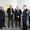 Rundgang durch den neuen Standort der Polizei im Luisenhof: Lars Borchardt, Leiter der Polizeiinspektion Oberhavel (Zweiter von rechts),erkl&auml;rt die R&auml;umlichkeiten