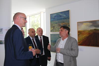 Landrat Ludger Weskamp mit Künstler Tomasz Nowak.