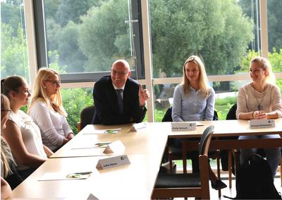 Landrat Ludger Weskamp begr&uuml;&szlig;t die Auszubildenden des Jahrgangs 2017 in der Kreisverwaltung Oberhavel.