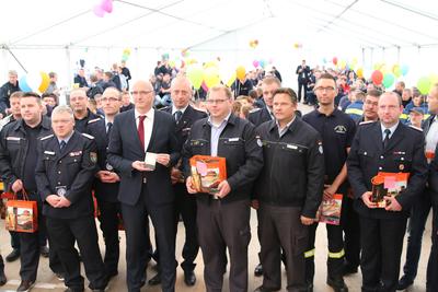 Gruppenbild mit Landrat Ludger Weskamp beim Dankeschön-Fest für die Einsatzkräfte der Starkregenereignisse in Oberhavel.