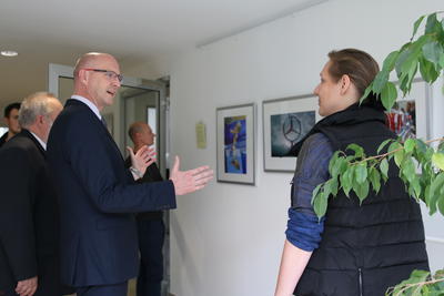 Landrat Ludger Weskamp im Gespr&auml;ch mit den K&uuml;nstlern der Fotogruppe SichtWeisen