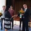 Landrat Ludger Weskamp (ganz rechts im Bild) berreicht Blumen bei der Erffnung der Interkulturellen Woche 2017 in Oberhavel.