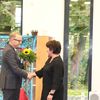 Matthias Rink, Dezernent fr Soziales und Verkehr, berreicht Projektleiterin Petra Llsberg Blumen.