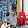 Mrchenerzhlerin Sabine Kolbe und Kinder.
