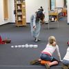 Kinder lauschen Mrchenerzhlerin Sabine Kolbe.