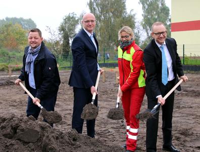 Kremmens B&uuml;rgermeister Sebastian Busse, Landrat Ludger Weskamp, Juliane Lieger, Bereichsleiterin Rettungsdienst Oberhavel GmbH und Sozialdezernent Matthias Rink (von links nach rechts) beim Spatenstich der neuen Rettungswache in Kremmen.