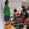 Jung und Alt lauschen dem Auftritt von Mrchenerzhlerin Marietta Rohrer-Ipekkaya am 27.09.2017 in Borgsdorf.