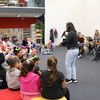 Mohammad Mohammad und Musiker der Kreismusikschule Oberhavel begeistern in der Stadtbibliothek Oranienburg am 25.09.2017 das Publikum.