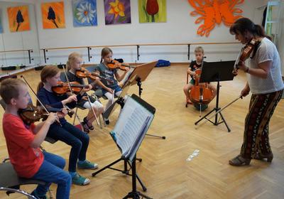 Nachwuchsmusikerinnen und -musiker bei den Proben.